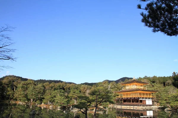 Gouden paviljoen en vijver van Kinkaku-ji in Kyoto, Japan — Stockfoto