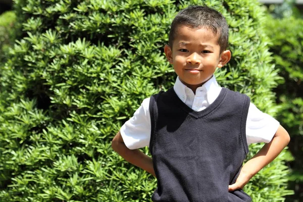 Japonés en el traje formal (primer grado en la escuela primaria ) — Foto de Stock