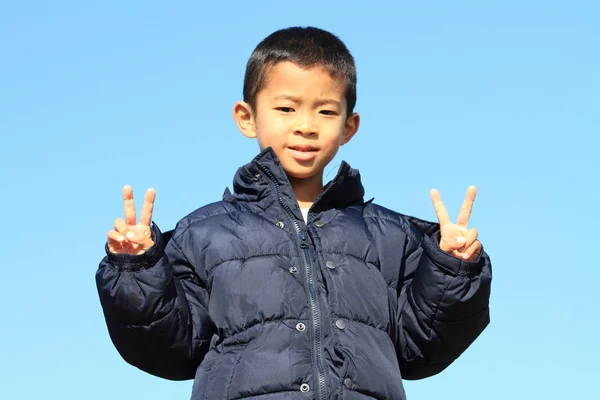 Japoński chłopiec pod błękitne niebo (pierwszej klasy w szkole podstawowej) (zima tkaniny) — Zdjęcie stockowe