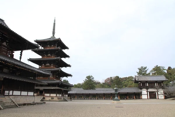 Pagode de cinco andares e salão principal de Horyu ji em Nara, Japão — Fotografia de Stock