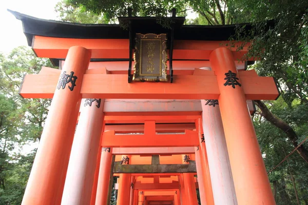 Portão torii de Fushimi Inari Taisha em Kyoto, Japão — Fotografia de Stock