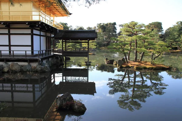 Arany pavilon, tó és halászati fedélzeti Kinkaku-Ji-Kyoto, Japán — Stock Fotó