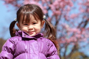 Japon kız ve kiraz çiçekleri 21 yaşında)