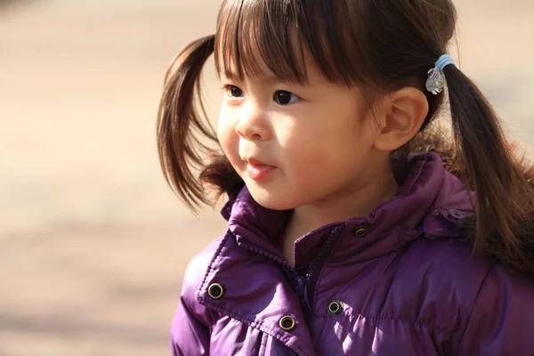 Χαμογελαστό κορίτσι Ιαπωνική (2 ετών) (χειμώνα πανί) — Φωτογραφία Αρχείου