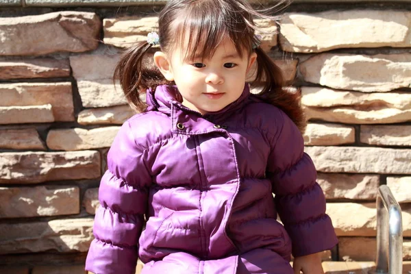 Sorrindo menina japonesa (2 anos) (pano de inverno ) — Fotografia de Stock