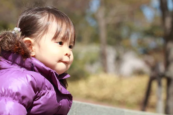 Χαμογελαστό κορίτσι Ιαπωνική (2 ετών) (χειμώνα πανί) — Φωτογραφία Αρχείου