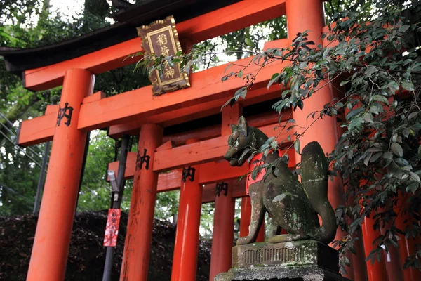 Raposa guardiã de Fushimi Inari Taisha em Kyoto, Japão — Fotografia de Stock