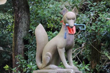 koruyucu fox Fushimi Inari Taisha Kyoto, Japonya