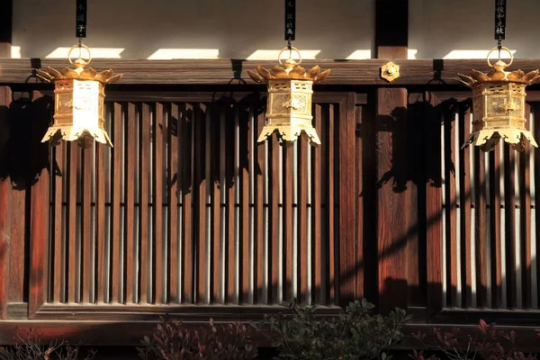 Faroles japoneses en Shimogamo shrine, Kyoto, Japón — Foto de Stock