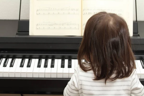 Japoński dziewczyna gra na fortepianie (2 lat) — Zdjęcie stockowe