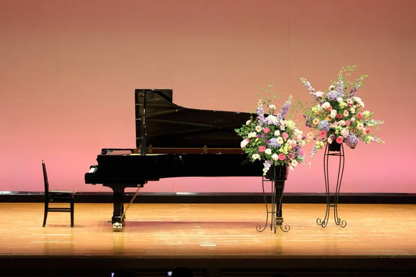 Piano grande no palco — Fotografia de Stock