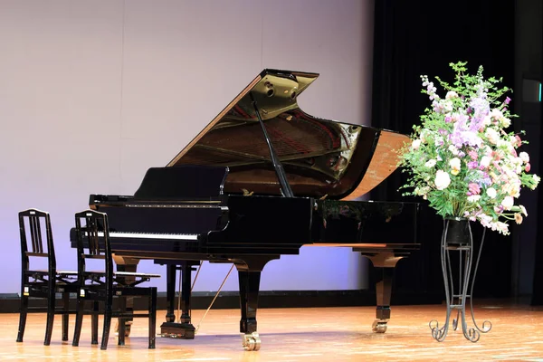 Pianoforte a coda sul palco — Foto Stock