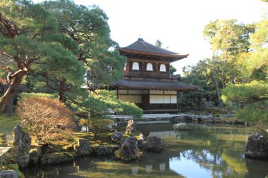 Gümüş Pavilion ve gölet Ginkaku Ji Kyoto, Japonya