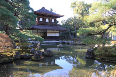 Gümüş Pavilion ve gölet Ginkaku Ji Kyoto, Japonya