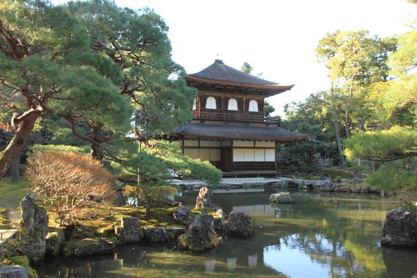 Gümüş Pavilion ve gölet Ginkaku Ji Kyoto, Japonya