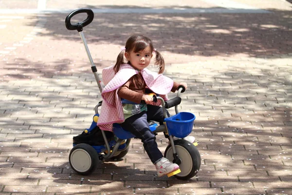 Japanerin reitet auf Dreirad (2 Jahre alt)) — Stockfoto