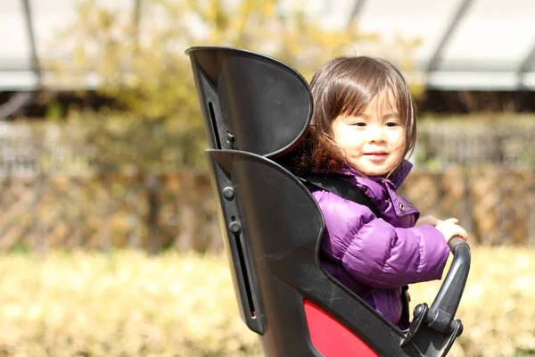 自行车儿童座椅 （2 岁的日本女孩) — 图库照片