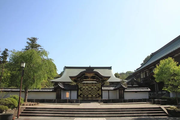 Ворота Кэнчо Дзи в Камакуре, Канагава, Япония — стоковое фото