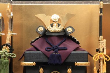 Erkekler festivali için oyuncak bebekler (Altın perdeli Japon geleneği)