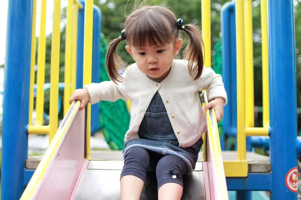 슬라이드 (2 세에서 일본 소녀) — 스톡 사진