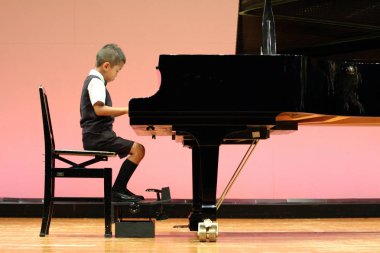Japon çocuk bir piyano (birinci sınıftan ilköğretim okulunda)