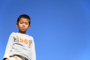 Japon çocuk mavi gökyüzünün altında (birinci sınıftan ilköğretim okulunda)