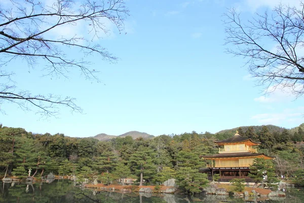 Zlatý pavilon a rybník Kinkaku ji v Kjótu, Japonsko — Stock fotografie
