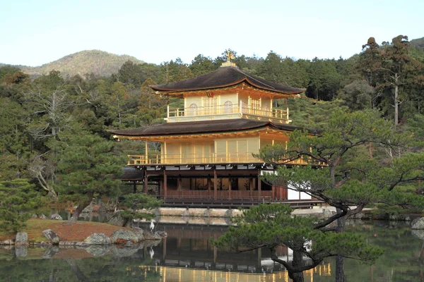 Gouden paviljoen en vijver van Kinkaku-ji in Kyoto, Japan — Stockfoto