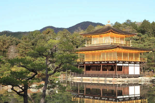 Gouden paviljoen en vijver van Kinkaku-ji in Kyoto, Japan — Stockfoto