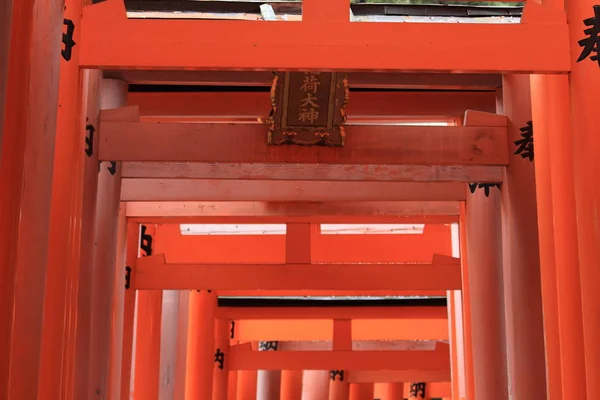 Puerta torii de Fushimi Inari Taisha en Kyoto, Japón — Foto de Stock