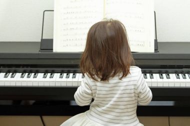 Japon kız (2 yaşında piyano)