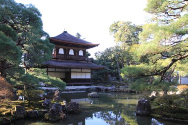Gümüş Pavilion ve gölet Ginkaku Ji Kyoto, Japonya