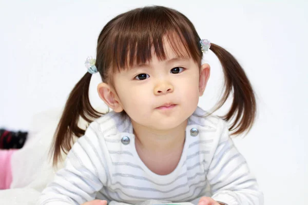 Ξαπλωμένη ιαπωνική κορίτσι (2 ετών) — Φωτογραφία Αρχείου