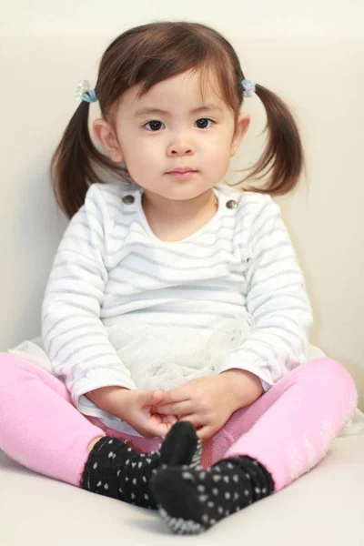 Japonaise assise sur le canapé (2 ans) ) — Photo