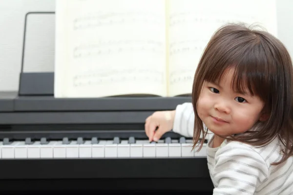 Japanisches Mädchen spielt Klavier (2 Jahre alt)) — Stockfoto