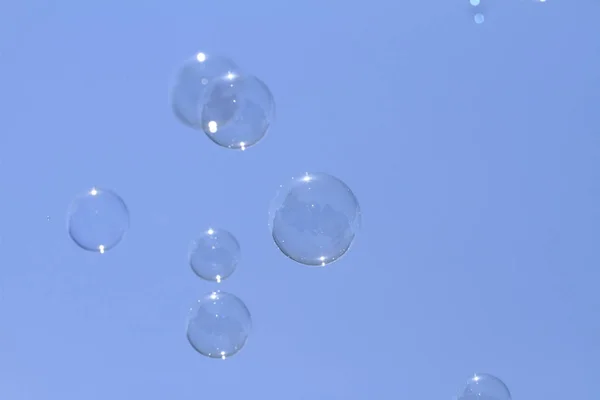 Jabón de burbujas flotante en el cielo azul — Foto de Stock