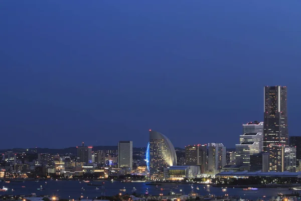 Yokohama Minatomirai 21 em Kanagawa, Japão (cena noturna ) — Fotografia de Stock