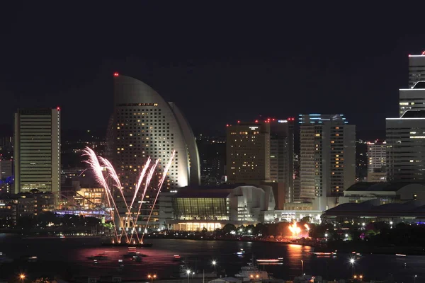 Fogos de artifício em Yokohama port festival em Kanagawa, Japão — Fotografia de Stock