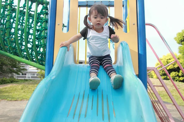 Японська дівчина на слайді (2 років) — стокове фото