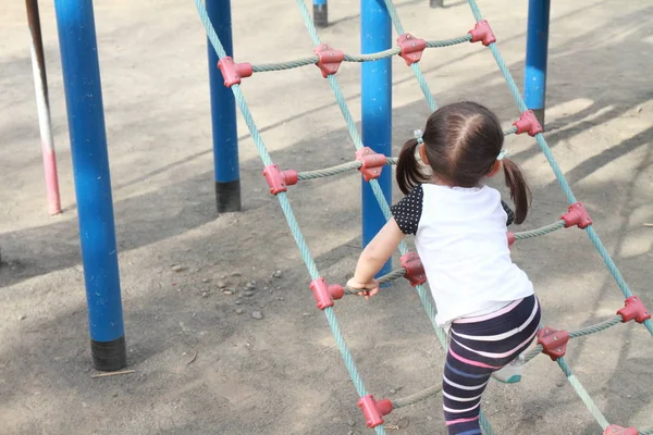 Japanese girl playing with rope walking (2 years old) — Stock Photo, Image