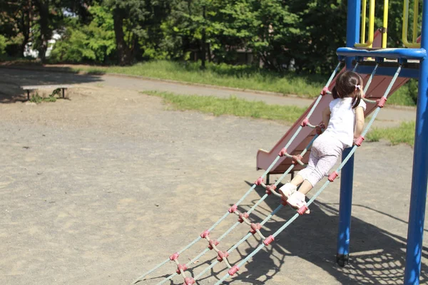 Japansk flicka som leker med rep promenader (2 år gammal) — Stockfoto