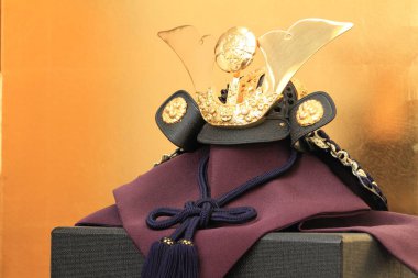 Erkekler festivali için oyuncak bebekler (Altın perdeli Japon geleneği)