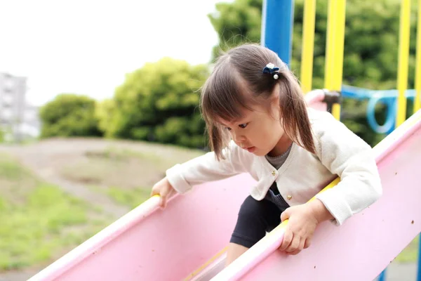 Japanese girl on the slide (2 years old) — Stock Photo, Image