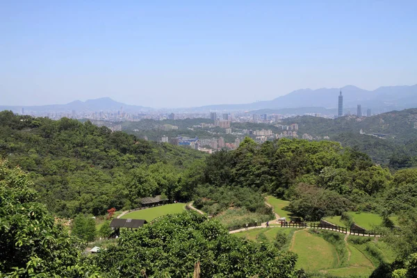 Városkép a Taipei Maokong, Tajvanból származó és a Taipei 101 — Stock Fotó