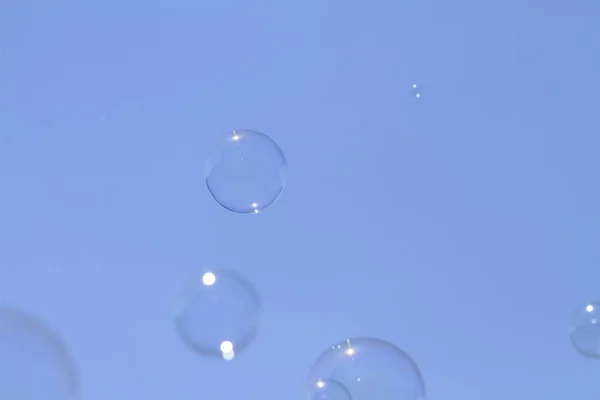 Zwevende zeepbel zeep in de blauwe hemel — Stockfoto