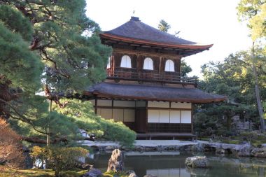 Gümüş Pavilion ve gölet Ginkaku Ji Kyoto, Japonya