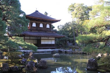 Gümüş Pavilion ve gölet Ginkaku Ji Kyoto, Japonya