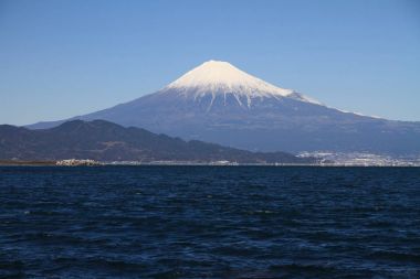 Mt. Fuji ve deniz, görüntülemek Mihono Matsubara Shizuoka, Japonya üzerinden