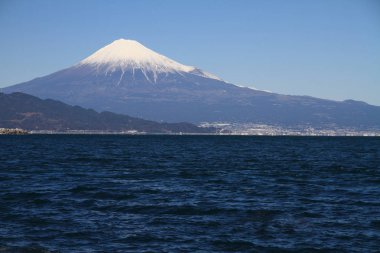 Mt. Fuji ve deniz, görüntülemek Mihono Matsubara Shizuoka, Japonya üzerinden