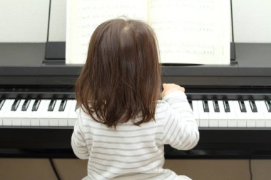 Japon kız (2 yaşında piyano)